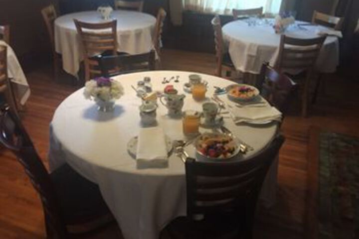 Dining 16 of 17