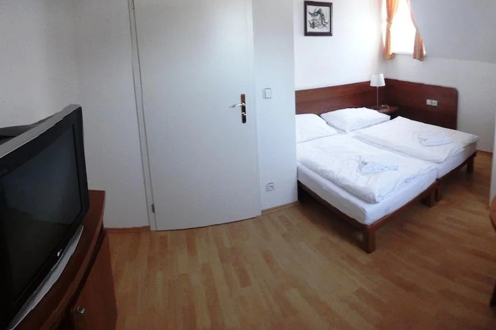 Room 4 of 15