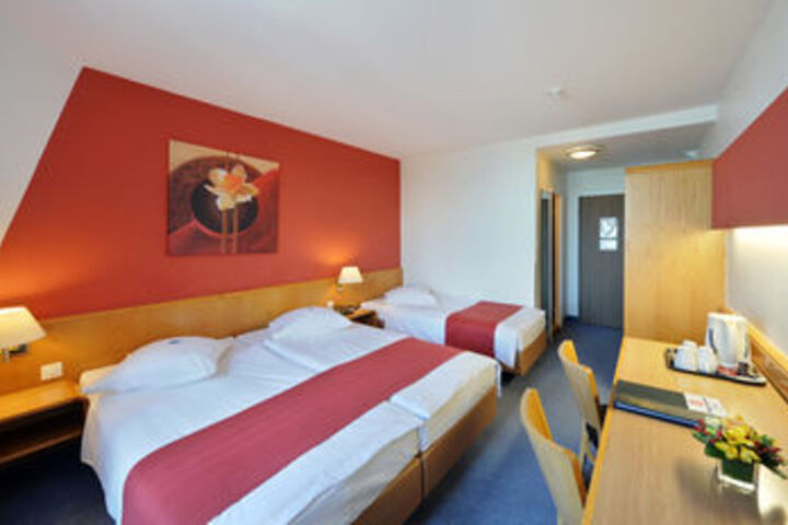 Room 52 of 102