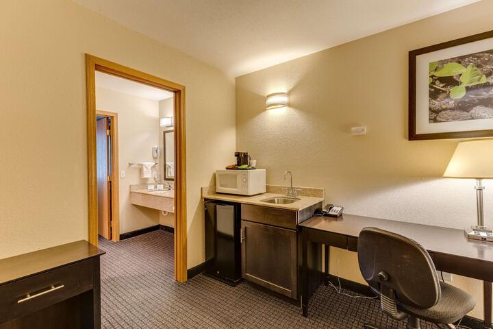 Suite King Bed Pool View Sofa Balcony (19 of 21)