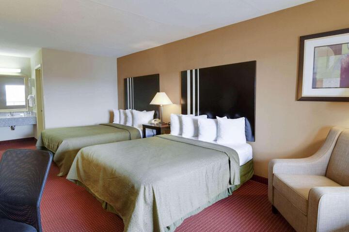 2 Queen Beds (3 of 7)