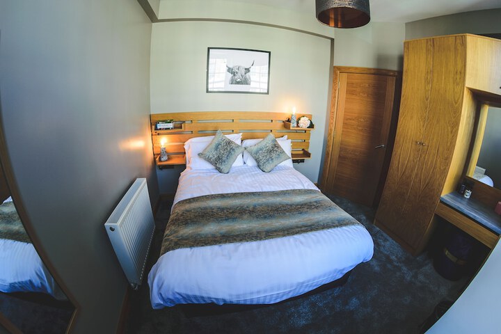 Room 2 of 33