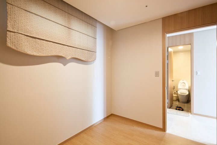 Room 53 of 102