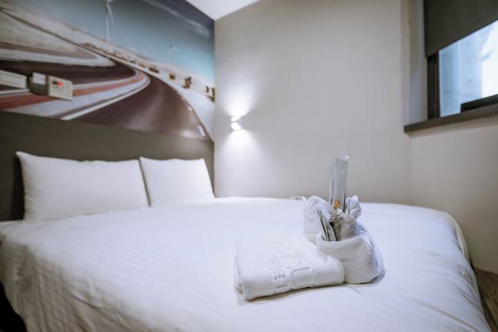 Room 8 of 28