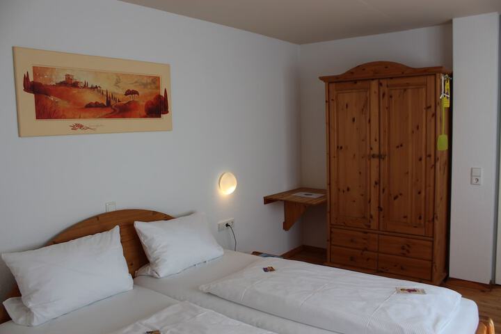 Room 9 of 32