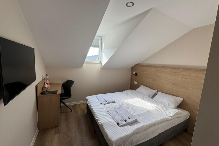 Room 5 of 70