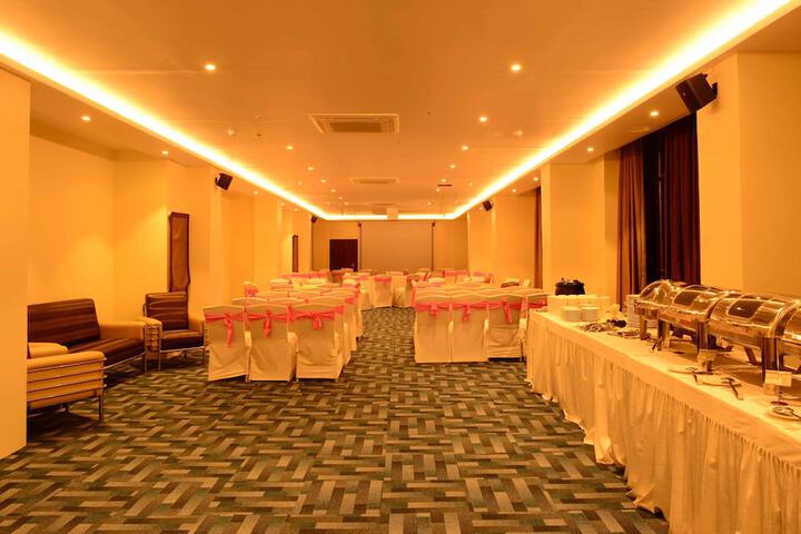 Ballroom/Hall 34 of 48