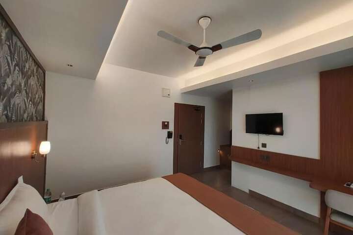 Room 9 of 13