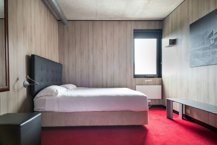 Room 4 of 18
