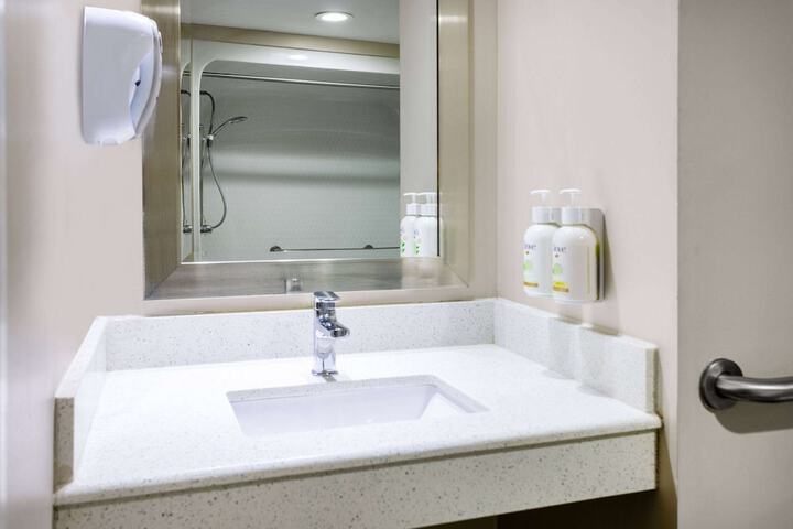 1 Queen Bed Mobility Accessible Studio Suite Bathtub with Grab Bars (8 of 28)