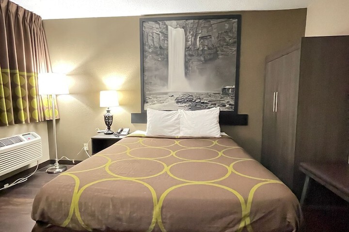 1 Queen Bed (27 of 29)