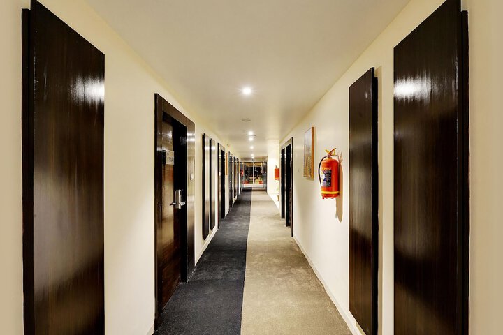 Ballroom/Hall 28 of 32