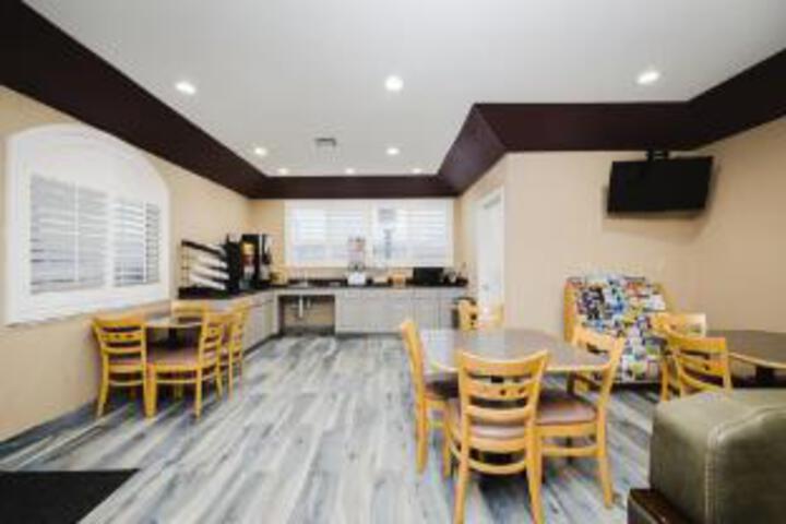 Days Inn & Suites in Channelview, TX