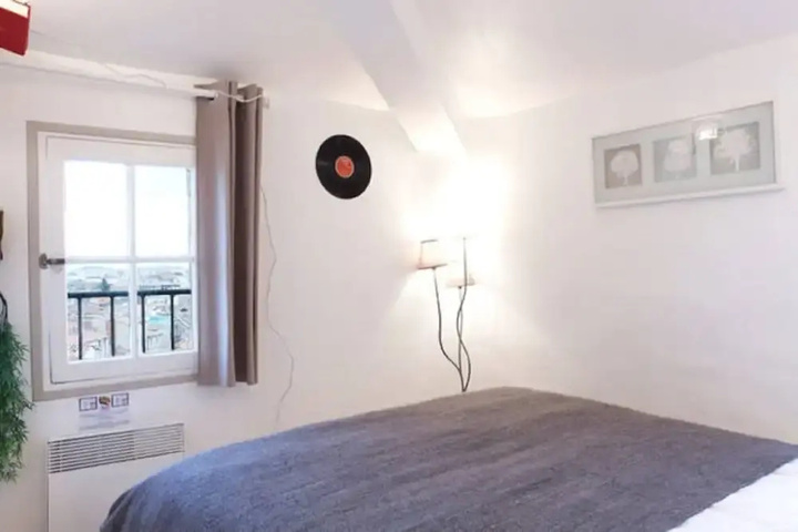 Room 8 of 10