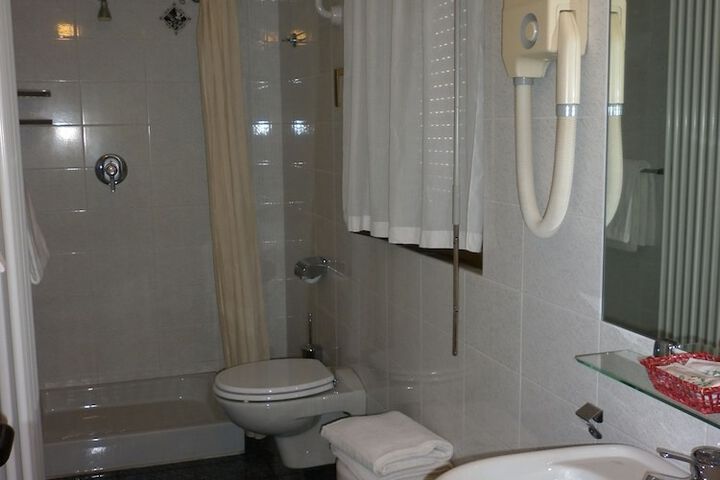 Room 11 of 26
