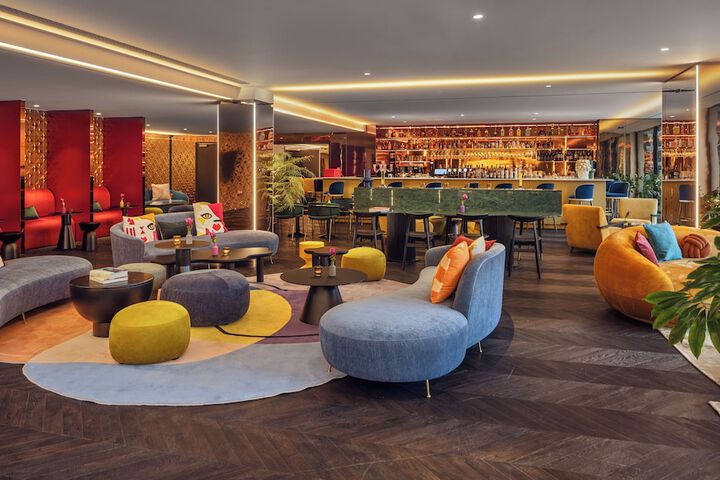 Lounge 84 of 109