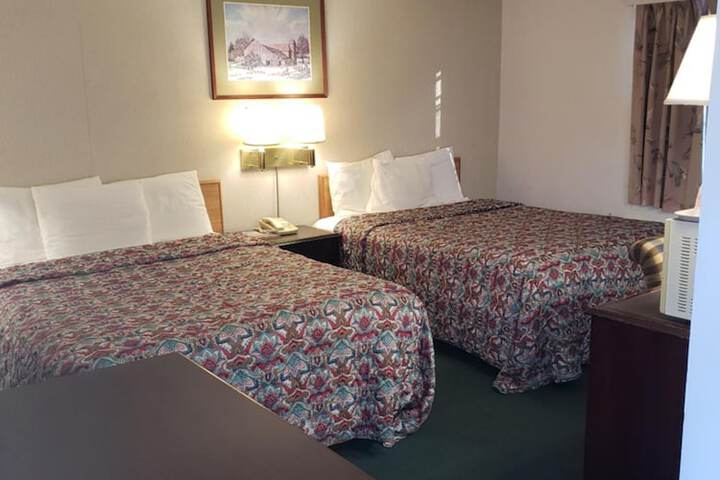 Economy Room 2 Queen Beds (11 of 12)