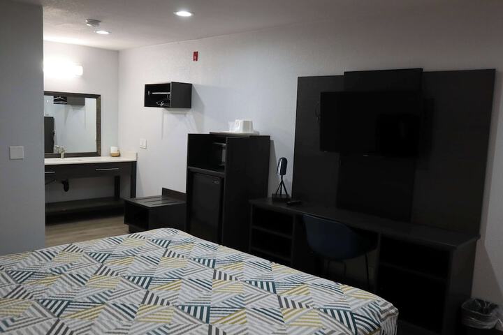 Deluxe Room 1 King Bed Refrigerator, Microwave (7 of 18)