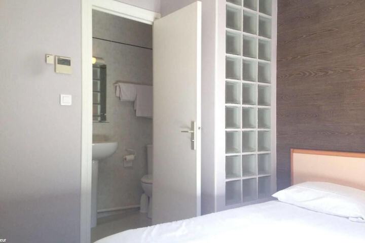 Room 10 of 38