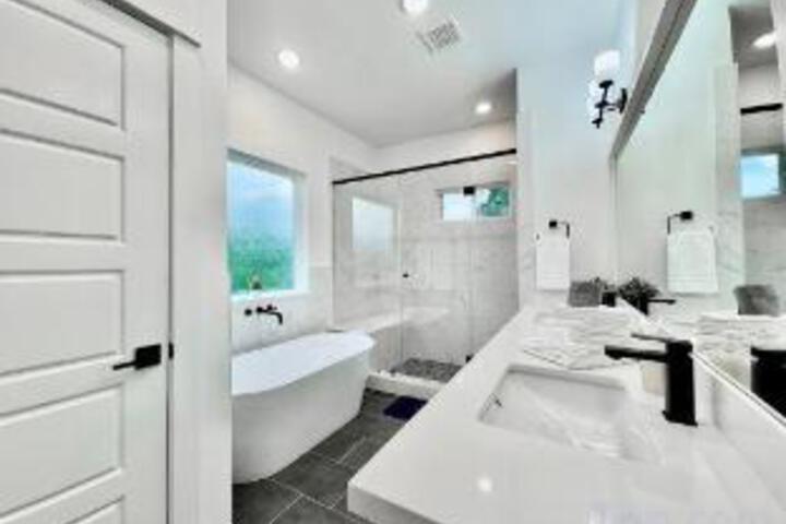 Exterior of Quiet stylish home close to downtown and airport