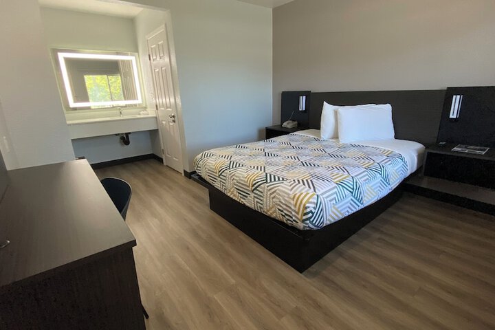 1 Queen Bed (8 of 19)