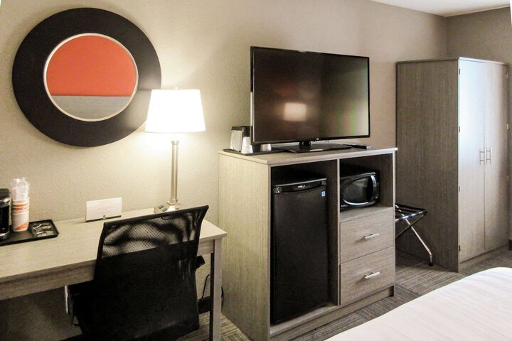 1 King Bed (5 of 12)