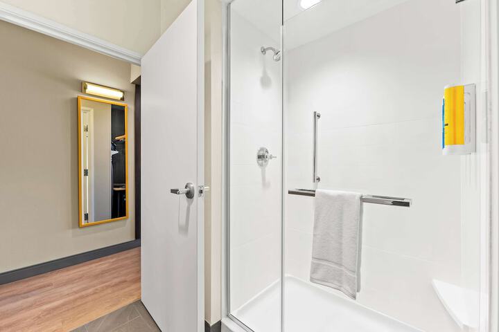 2 Queen Beds Accessible (3 of 8)