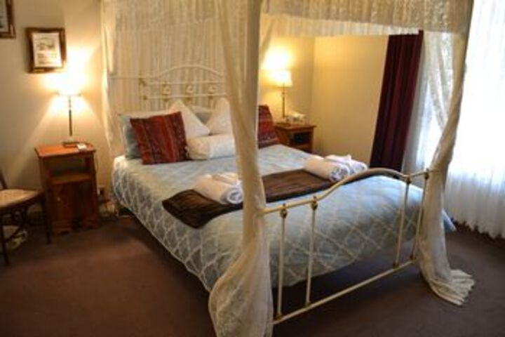 Room 5 of 12