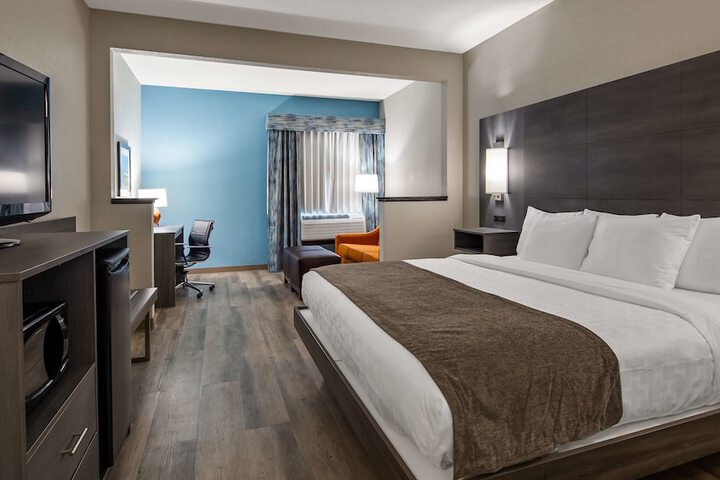 1 King Bed Sofa Bed Microwave and Refrigerator High Speed Internet Accessible Full Breakfast (6 of 9)