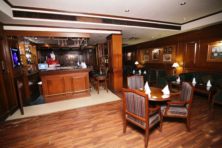 Lounge 33 of 63