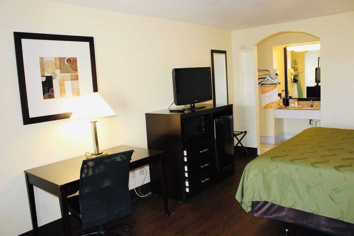 1 King Bed Accessible (15 of 21)