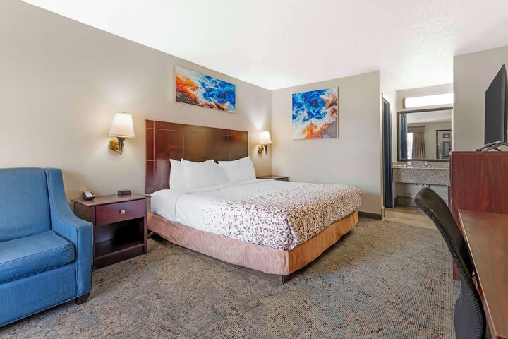 1 King Bed - Wireless High Speed Microfridge Coffee Maker Iron Hair Full Breakfast (14 of 15)