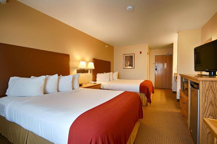 1 Queen Accessible Comms Assist Roll in Shower Microwave, Refrigerator WiFi Full Breakfast (3 of 7)