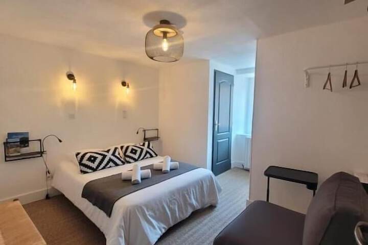 Room 5 of 16
