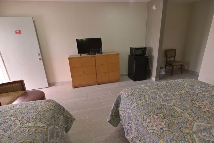 2 Double Beds (6 of 8)