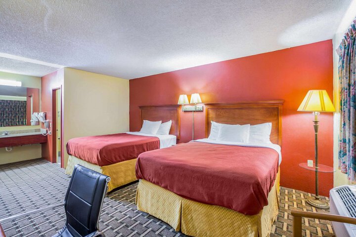 2 Queen Beds (10 of 12)