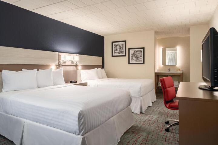 1 Queen Bed Accessible Room (1 of 7)