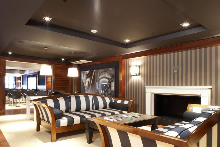 Lounge 74 of 94
