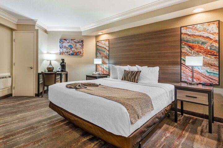 1 King Bed High Speed Balcony or Patio Microfridge Full Breakfast (1 of 12)
