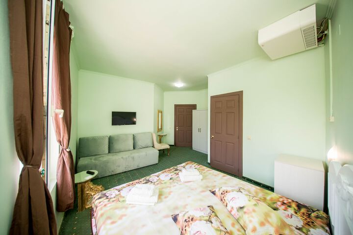 Room 12 of 16