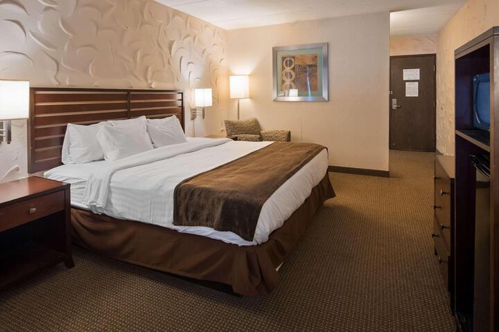 1 King Bed (4 of 4)