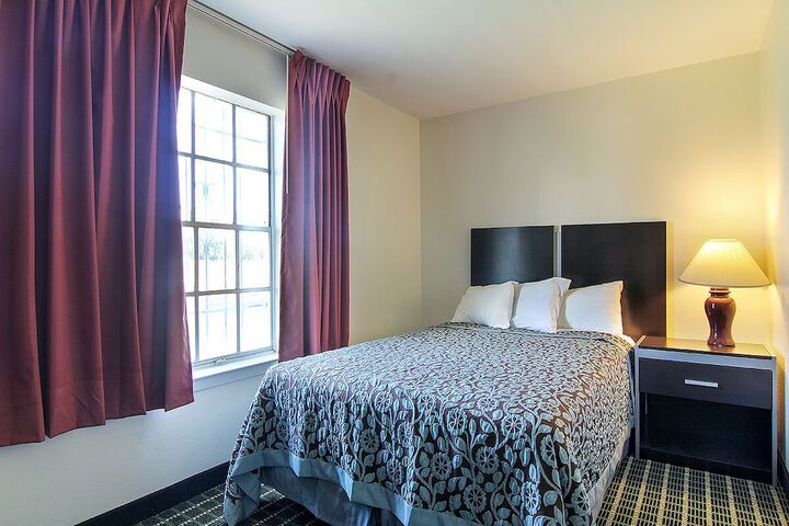 2 Queen Beds (17 of 24)