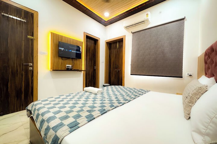 Room 10 of 32