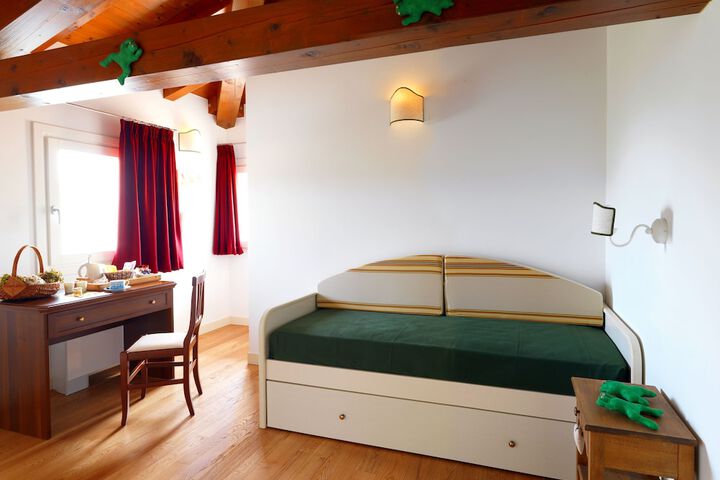 Room 3 of 52
