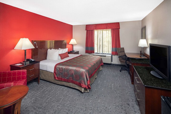 1 King Bed (4 of 11)