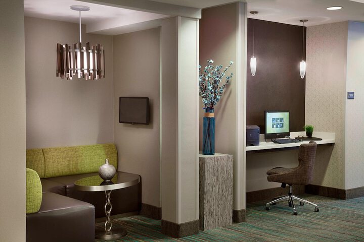 Business Center 17 of 18