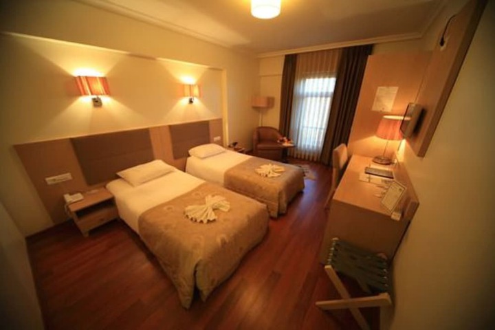 Room 8 of 83