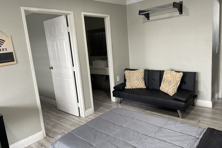 1 King Bed (6 of 8)