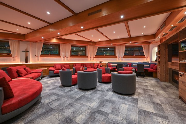Lounge 67 of 83