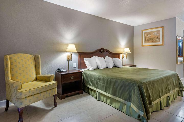 1 King Bed (1 of 6)
